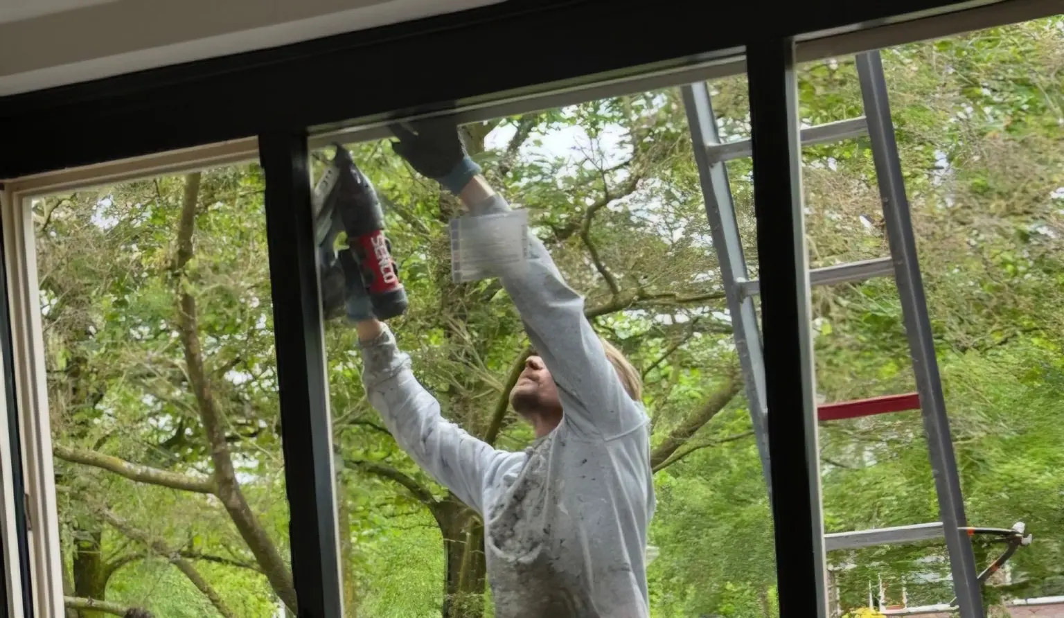 Glaszetter werkt aan een kozijn