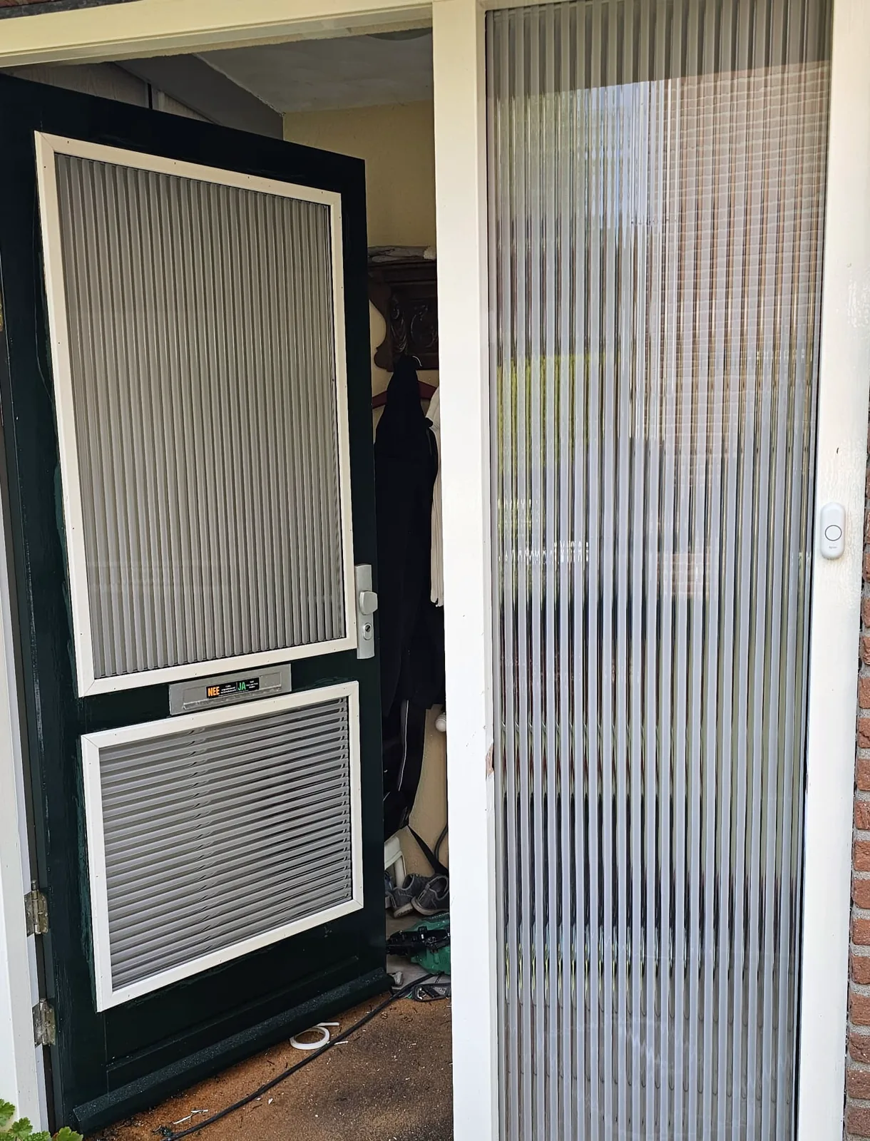 Hoge ruit Canelé Mat blank figuurglas naast een voordeur in Hilversum