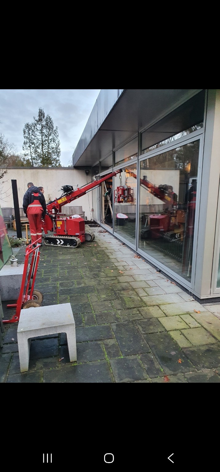 Montage van grote glasplaten met glasrobot