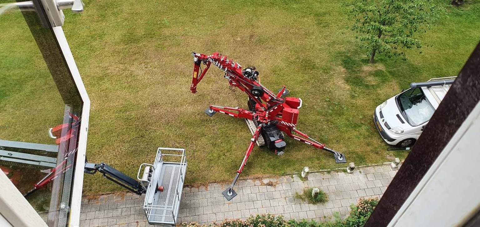 Spinkraan en hoogwerker bij glasplaatsing op hoogte