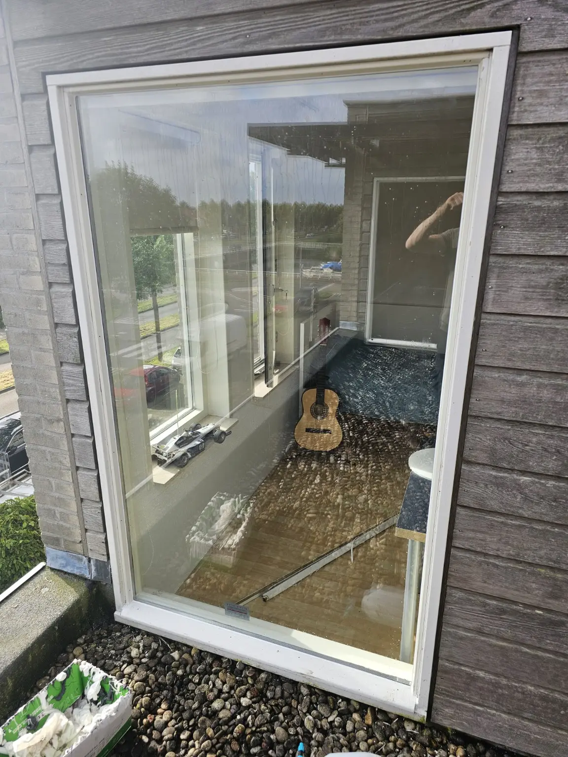 Grote ruit isolatieglas in een moderne woning