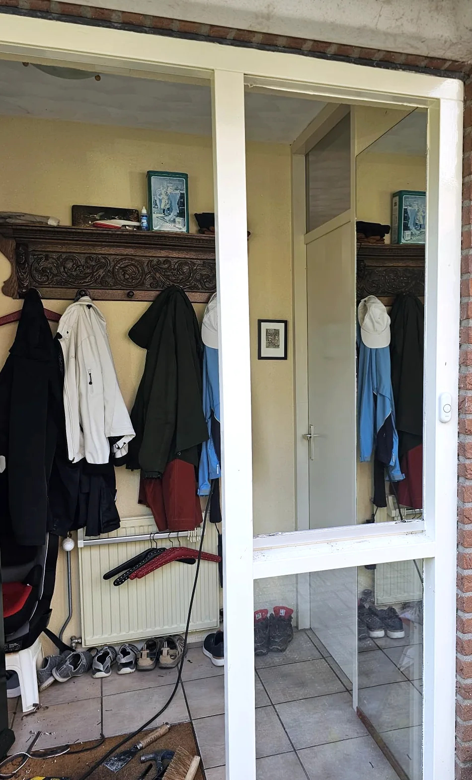 Kozijn naast een voordeur in Hilversum nadat de tussenregel is verwijderd
