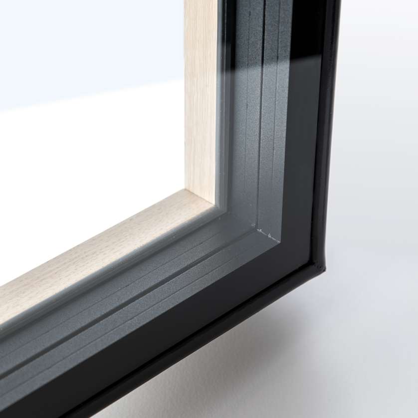 Detail van isolatieglas met zwarte warme-edge afstandhouder
