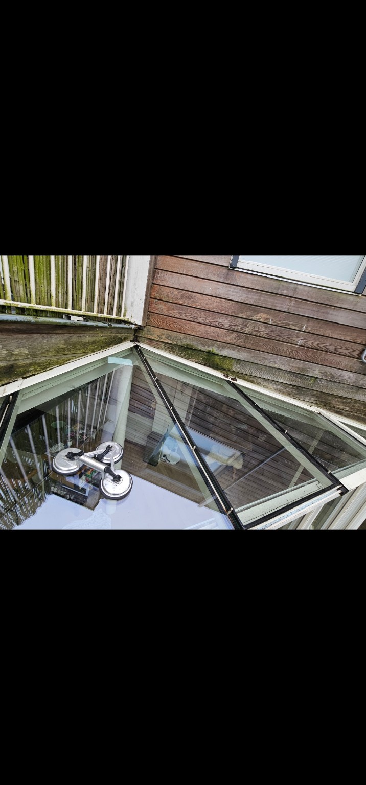 Glazen dakconstructie tijdens montage