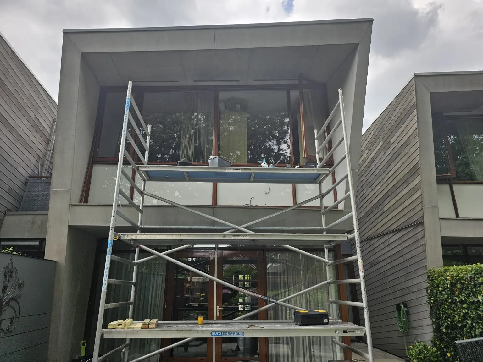 Glasrenovatie op de verdieping met een steiger