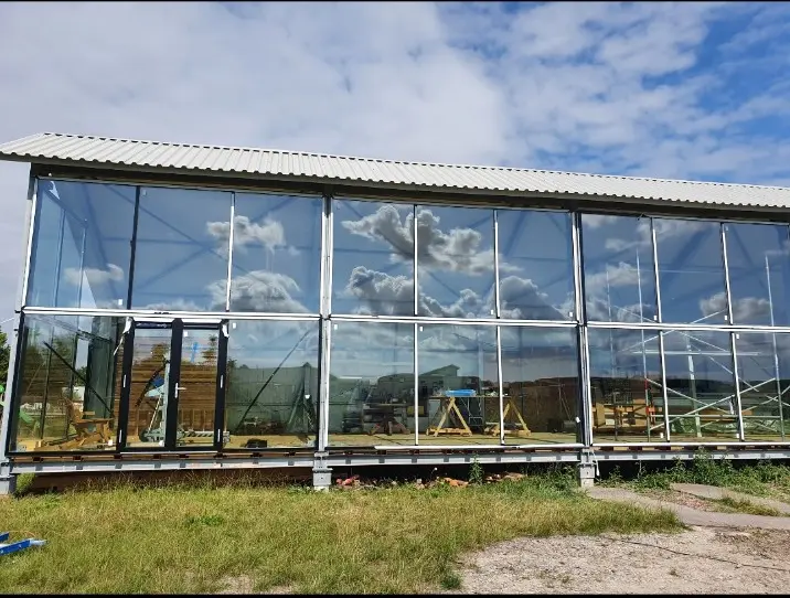 Grote glazen gevel van een bedrijfspand