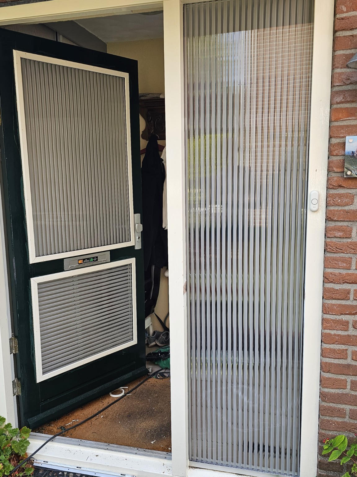 Entree met nieuw verticaal ribglas