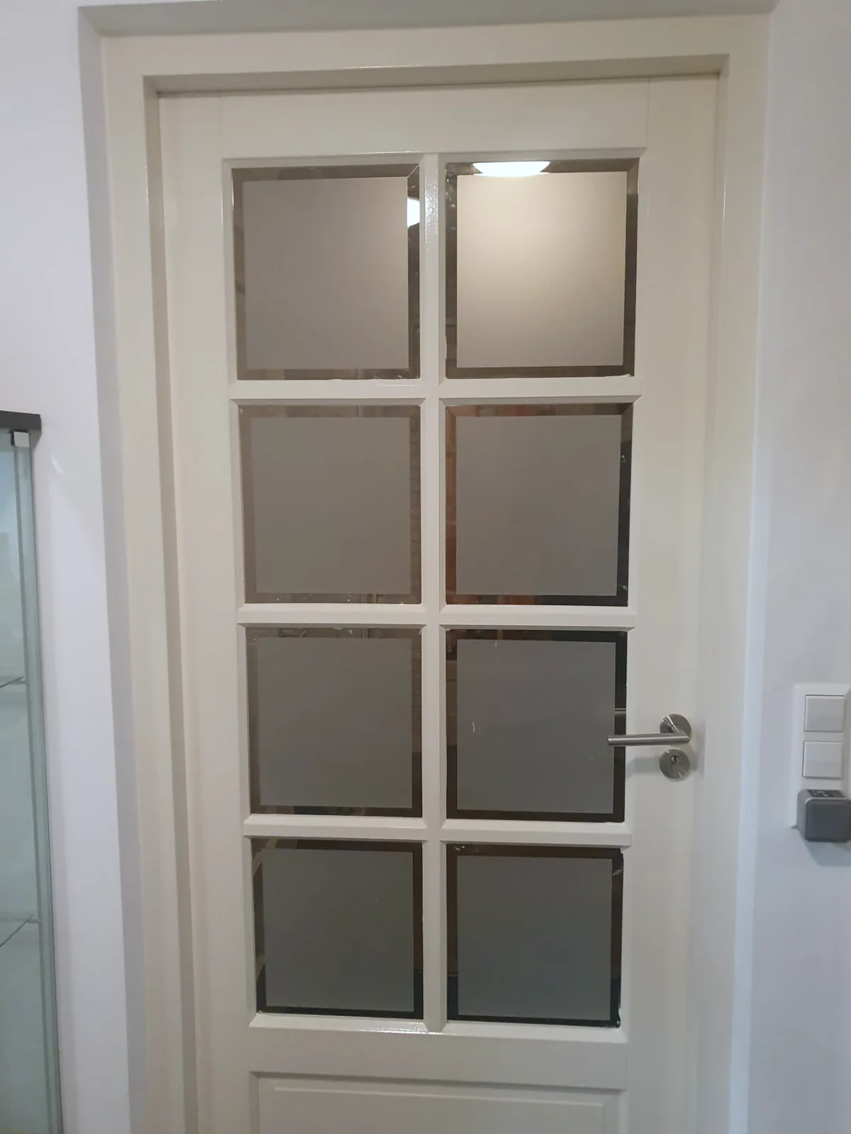 Facetglas geplaatst in de glasvlakken van een witte woonkamerdeur in Nijkerk