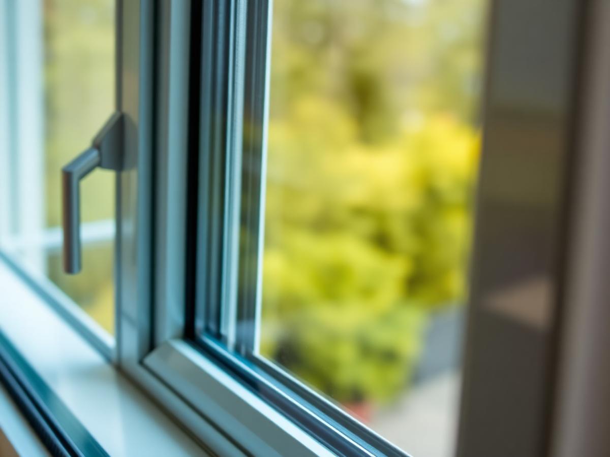 HR++ isolatieglas met heldere coating in een kozijn